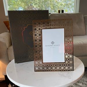 Kendra Scott Filigree Frame